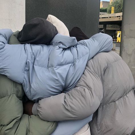 COLD LAUNDRY on Instagram: “Pre shoot cuddles 🥶” Friends Hugging, 사진 촬영 포즈, Physical Touch, Easy Style, Jolie Photo, Winter Aesthetic, 영감을 주는 캐릭터, Teenage Dream, Instagrammer