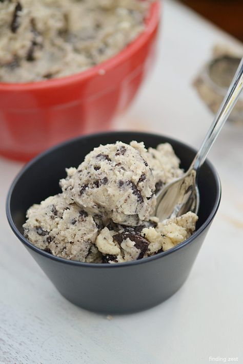 Calling all chocolate lovers!! Grab a spoon and dig into this edible cookie dough loaded with Oreo cookies! Safe to eat raw, this no-bake dessert is sure to satisfy your chocolate cravings. Cookie Dough Edible, Oreo Cookie Dough, Vintage Birthday Cakes, Edible Cookies, Edible Cookie Dough, Bake Dessert, Oreo Cookie, Baked Dessert Recipes, Chocolate Craving