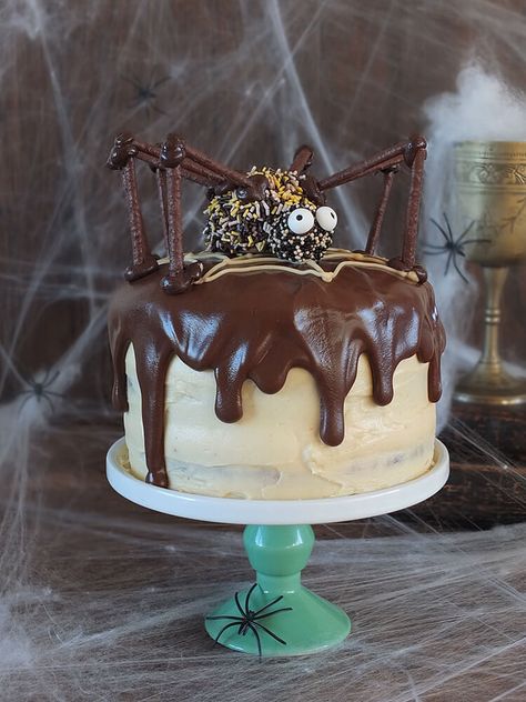 Peanut Butter Halloween Cake with a chocolate spider on top Dolci Harry Potter, Halloween Cakes Easy, Halloween Cake Recipes, Tårta Design, Halloween Torte, Pasteles Halloween, Spider Cake, Postres Halloween, Bolo Halloween