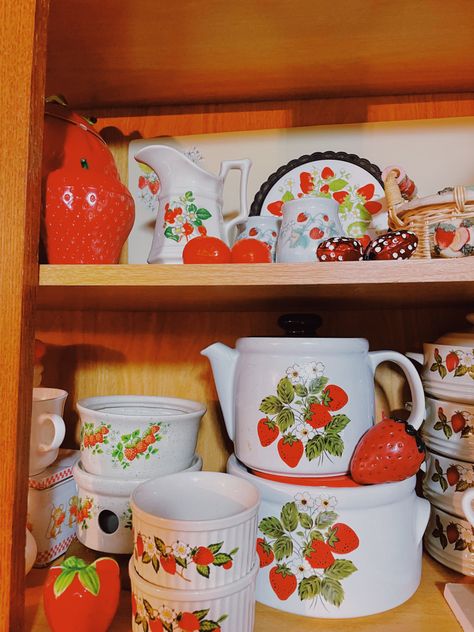 Vintage Strawberry Kitchen Decor, Pink Strawberry Kitchen, Vintage Strawberry Decor, Vintage Strawberry Kitchen, Strawberry House Decor, Strawberry Home Decor, Strawberry Kitchen Theme, Strawberry Room Decor, Strawberry Themed Kitchen