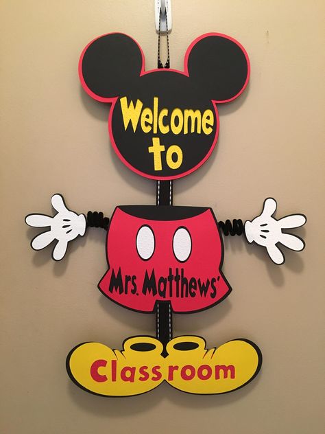 Chrismas Wishes, Γενέθλια Mickey Mouse, Mouse Door, Mickey Mouse Classroom, Disney Themed Classroom, Mickey Mouse Imagenes, Mickey Mouse Decorations, Christmas Classroom Door, Disney Classroom