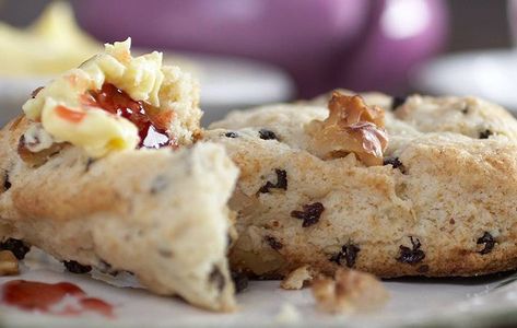 How to use Kerrygold butter to make delectable Irish scones Irish Scones Recipe, Traditional Irish Breakfast, Butter Scones, Scones Breakfast, Irish Scones, Kerrygold Butter, Irish Cuisine, Irish Butter, Irish Breakfast