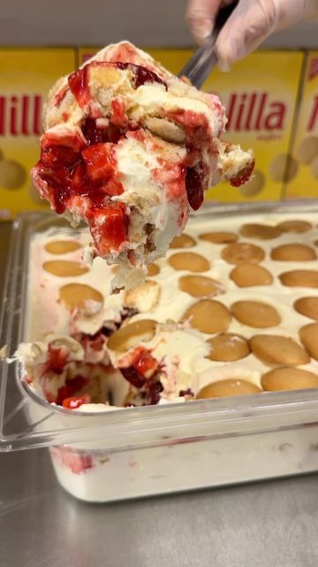 Nella Wafer Banana Pudding, Strawberry Shortcake Pudding Dessert, Strawberry Cake And Cheesecake, Strawberry Nilla Wafer Dessert, Strawberry Banana Cheesecake Dessert, Banana Pudding With Strawberries Recipes, Banana Pudding Ideas, Strawberry Banana Cheesecake Pudding Recipes, Banana And Strawberry Pudding