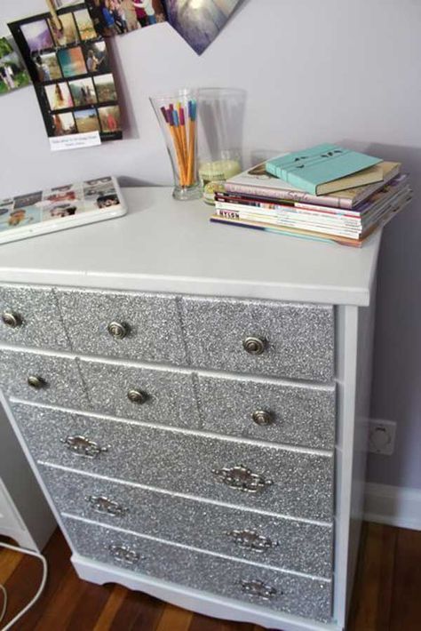 31 Glamorous Sparkling DIY Decoration Ideas To Beautify Your Decor homesthetics decor (25) Glitter Dresser, Girls Dorm Room Bedding, Glitter Room, Dorm Room Bedding, Dresser Furniture, Girls Dorm Room, Diy Glitter