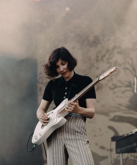 Sleater Kinney, Carrie Brownstein, Indie Music, Well Dressed, Carry On, Musician, Fashion Inspo, Music, Beauty