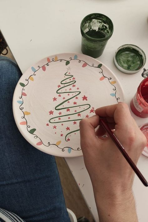 Christmas gifts are being prepared. Diy Christmas Pottery Painting, Pottery Painting Plate Christmas, Hand Painted Pottery Christmas, Ceramic Christmas Plate Ideas, Painted Plates Christmas, Painting Pottery Ideas Christmas, Personalized Clay Gifts, Christmas Pottery Plate Ideas, Christmas Pottery Designs