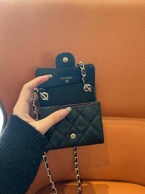 I didn’t think of the original CHANEL wallet could become like this before!Add a small felt piece,put your favorite chain again.The bag behind the transformation is better to look better Chanel Card Holder With Chain, Wallet On Chain Outfit, Chanel Mini Bag, Chain Outfit, Chanel Card Holder, Pink White Nails, Micro Bags, Dream Bag, Wallet Design