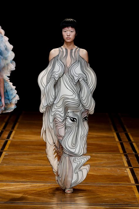 Birds and Faces Emerge From Dizzying Multi-Layered Gowns by Iris Van Herpen | Colossal Modern Avant Garde Fashion, Layered Gown, Runway Inspiration, Planet Design, Runway Fashion Couture, Cats Cradle, Collection Couture, Glass Craft, Chanel Cruise