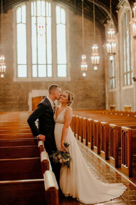 Bride N Groom Wedding Photos, Bride And Groom Pictures Downtown, Wedding Photoshoot Ideas With Family, Bride And Groom Only Wedding Ceremony, Bouquet Wedding Photos, Bride And Groom With Bridesmaids, Wedding In Chapel, Wedding Chapel Photography, Classic Timeless Wedding Photos