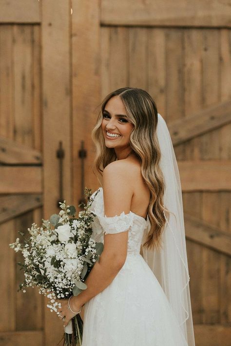 Picture Poses Wedding, Wedding Ideas Party, Makeup Wedding Bride, Bride Groom Poses, Off The Shoulder Wedding Dress, Shoulder Wedding Dress, Wedding Portrait Poses, Bridal Photography Poses, Wedding Picture Poses