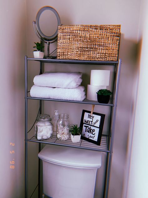 Bathroom Organization And Decor, Bathroom Rack Decor, Toilet Organization, Organized Dorm Room, Organized Dorm, Dorm Room Organization Ideas, Apartment 2023, Small Dorm Room, Room Organization Ideas