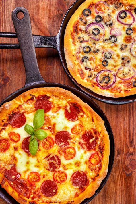 How to make skillet pizza on the stove top. Learn How to make pizza without an oven. Bread On The Stove Top, Stove Top Pizza Recipes, Stove Top Pizza How To Make, Cooking Without An Oven, Pizza On Stove Top, Stovetop Baking, Stove Top Baking, Stove Top Pizza, Recipes Without Oven