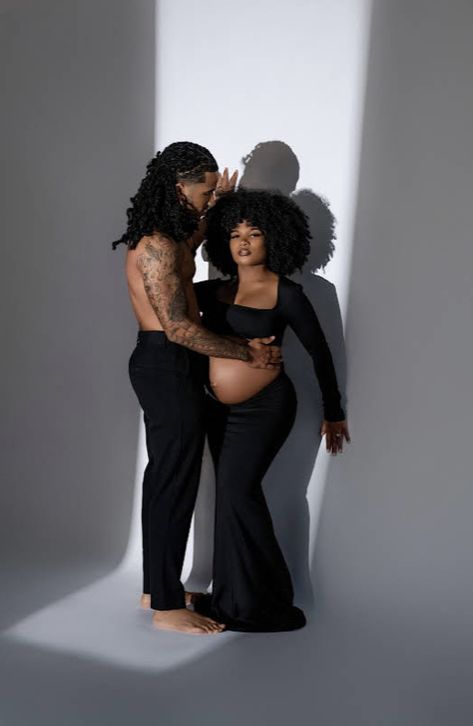 All Black Family Maternity Shoot, Black Family Maternity Photoshoot, Spotlight Maternity Shoot, Maternity Photography Black Women, 90s Maternity Shoot, Classy Maternity Shoot, Artist Uniform, Maternity Shoot Black Women, Secret Pregnancy