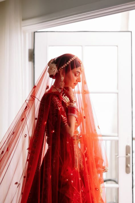 Indian Wedding Bride Poses, Poses For Indian Bride, Bridal Photography Poses Indian, Bride Solo Poses Indian Wedding, Bridal Shoot Indian, Bridal Poses Indian Wedding Photos, Bride Shoot Poses, Shadi Photoshoot, Wedding Photoshoot Indian