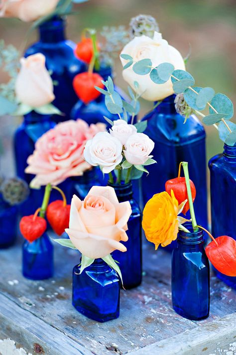 Cobalt blue wedding inspiration | Photo by Candace Berry Photography | Read more - http://www.100layercake.com/blog/?p=70340 45 Anniversary, Cobalt Blue Weddings, Blue Vases, Wedding Fotos, Blue Willow China, Cobalt Blue Vase, Final Countdown, Blue Wedding Inspiration, Boho Styl