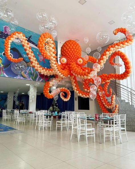 Party & Event Inspiration by Annie Harutoonian on Instagram: "This balloon Octopus is EPIC 🐙🧡 by @estacaodobalao #theeventcollectivex" Octopus Balloon Garland, Balloon Octopus Diy Under The Sea, Sea Animal Balloons, Octopus Decoration Party, Balloon Under The Sea, Octopus Birthday Party Ideas, Octopus Party Decorations, Octopus Party Ideas, Underwater Party Ideas