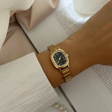 Small Golden Watch Women, Womens Watches Vintage, Small Wrist Watch Women, Gold Oval Watches For Gift, Gold Oval Watches As Gifts, Oval Gold Watches For Gifts, Gold Women’s Watch, Hand Watch Aesthetic, Vintage Women Watch