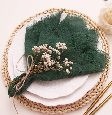 Italian Dinner Party Decorations, Bayou Wedding, Rehearsal Dinner Napkins, Gauze Napkins, Wedding Plate Setting, Thanksgiving Setting, Green Table Settings, Rustic Wedding Table Setting, Napkins For Wedding