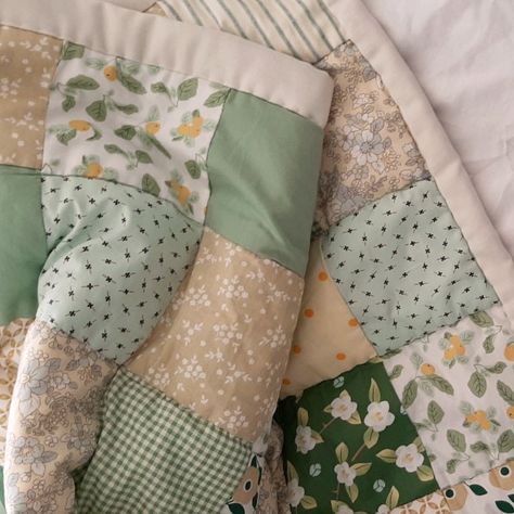 tea with mrs. mourning dove Shabby Chic Cottagecore, Cottagecore Pillow Case, Green Quilt Aesthetic, Vintage Tea Room Ideas Decor, Aesthetic Quilt Ideas, Patchwork Quilt Aesthetic, Cute Quilts Bedding, Cottage Core Sewing Projects, Quilt For Bed