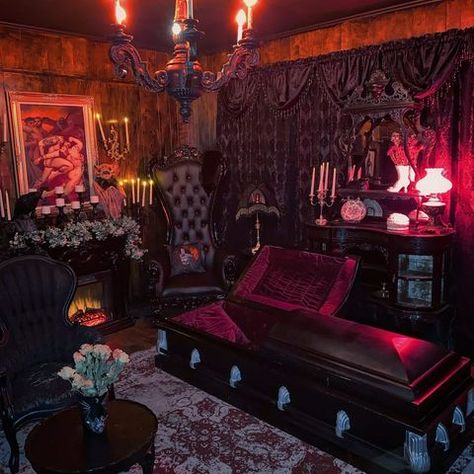 Horror Bedroom, Vampire Room, Gothic Bedroom Ideas, Baroque Bed, Vampire House, Gothic Decor Bedroom, Goth Bedroom, Rococo Furniture, Gothic Room