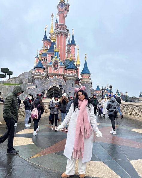 Disneyland Paris In Winter, Disney Paris Winter Outfit, Disneyland In Winter Outfits, Pink Disney Outfit Winter, Disneyland Outfits Cold, Disneyland Paris Christmas Outfit, Disney Winter Outfits Women, Winter Outfits Disneyland, Disney In Winter Outfit