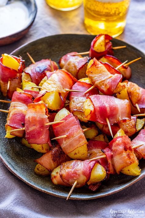 Potato Appetizers Easy, Fingerfood Recipes, Bacon Wrapped Potatoes, Party Canapes, Party Food Easy Appetizers, Bacon Food, Potato Appetizers, Party Food Buffet, Party Food Platters