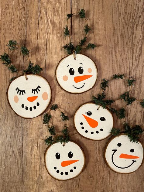 Diy Wood Slice Ornaments For Kids, Sliced Wood Ornaments Diy, Wood Round Christmas Ornaments Diy, Easy Wooden Christmas Ornaments, Wood Slice Snowman Ornament, Log Ornaments Wood Slices, Wooden Snowman Ornaments, Wood Slice Ornament Kids, Wood Slice Crafts Christmas