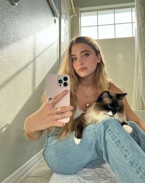 Dawn Harper, Lizzy Greene, My Saves, Dr House, Family Ties, Stuck In The Middle, Instagram Family, Celebrity Pictures, Face Claims