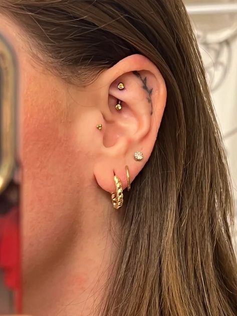 Full Ear Piercings, Ear Piercing Combinations, Minimalist Ear Piercings, Constellation Piercings, Ear Piercings Chart, Cool Ear Piercings, Pretty Ear Piercings, Country Jewelry, Cute Ear Piercings