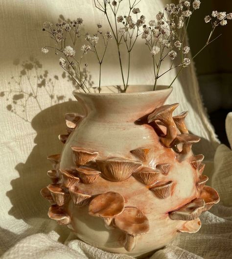 A Mushroom Pot I Made ! Surrealism Ceramics Ideas, Clay Pot Sculpture, Mushroom Clay Pot, Hand Sculpting Pottery, Ceramic Vases Pottery, Ceramic Mushroom Sculpture, Ceramic Art Wheel, Fairy Core Clay Ideas, Clay Art Vase