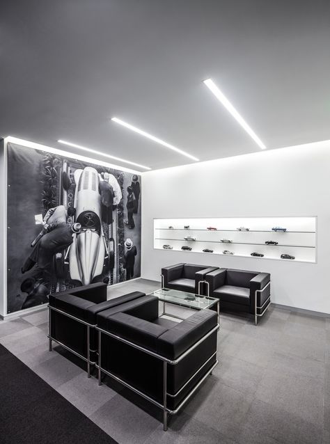 Mercedes-Benz Advanced Design Center of China,Courtesy of Nathaniel Mcmahon Car Dealership Decor, Car Dealership Design, Car Showroom Interior, Car Showroom Design, Waiting Room Design, Garage Design Interior, Decoration Vitrine, Car Workshop, Showroom Interior Design