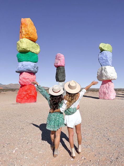 7 Magic Mountains Las Vegas Photoshoot, Vegas Photo Ideas Friends, Seven Magic Mountains Photo Ideas, 7 Magic Mountains Las Vegas, Vegas Picture Ideas, Vegas Poses, Las Vegas Photo Ideas, Vegas Photo Ideas, Magic Mountains Las Vegas