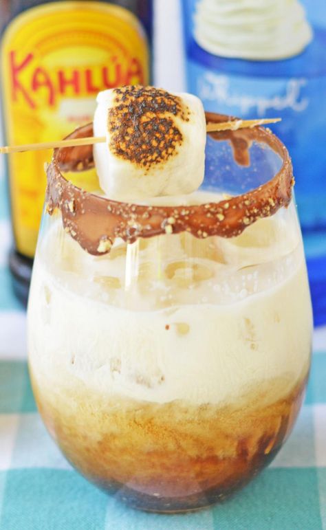 Smores Cocktail Smokey Alcohol Drinks, Smores Cocktail Whiskey, Campfire S’mores Cocktail, S'mores Cocktail, Campfire Alcohol Drinks, S’mores Drink Recipe, S’more Alcohol Drink, Smores Drink Alcohol, Smores Alcoholic Drinks