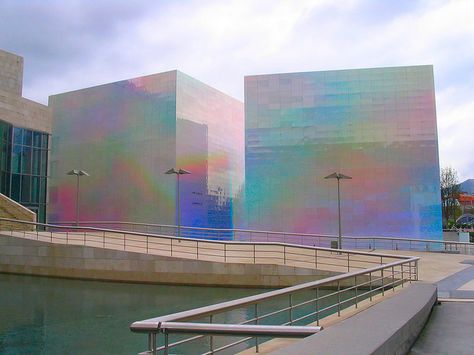 Hiro Yamagata, Quantum Field - X3. Guggenheim Bilbao, holographic panels that reflect and refract visible light frequencies. Holographic Architecture, Iridescent Architecture, Hiro Yamagata, Futuristic Installation, Holographic Installation, Cube Building, Iridescent Stage Design, Holographic Art Installation, Light Cube Installation