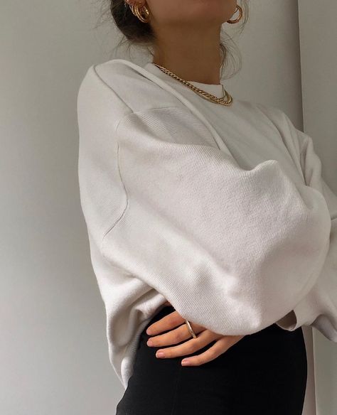 White Sweatshirt Outfit, New Zealand Fashion, Cooler Style, Easy Style, Sweatshirt Outfit, Lifestyle Travel, Mode Inspo, Mode Vintage, Mode Inspiration