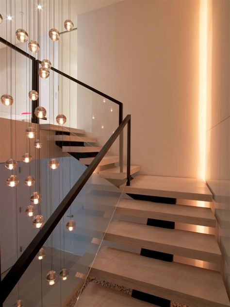 Stairs Wall Design Modern, Stairs Wall Design, Staircase Lighting Ideas, Design Staircase, Vstupná Hala, Staircase Interior Design, Staircase Railing Design, Stairs Design Interior, Glass Stairs