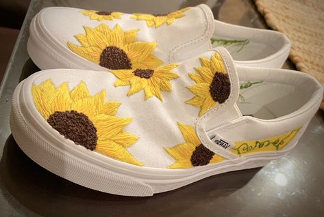 Embroidered Shoes Vans, Shoe Embroidery Ideas, Embroidered Shoes Diy, Vans Embroidery, Embroidered Sunflowers, Canvas Shoes Diy, Shoe Embroidery, Embroidered Vans, Embroidery Jeans Diy