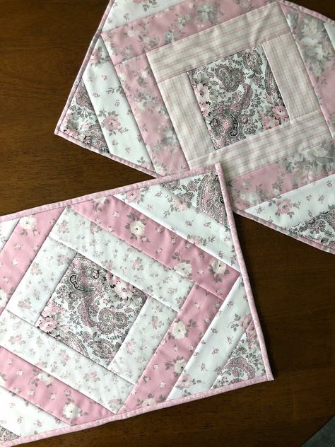 Quilted Placemat Patterns, Quilted Table Runners Christmas, Diy Placemats, Panel Quilt Patterns, Neutral Quilt, Quilted Placemats, Garden Fabric, Quilted Table Runners Patterns, Spring Quilts