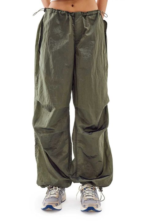 Mens Parachute Pants, Parachute Pants Outfit Men, Baggy Parachute Pants, Parachute Pants Outfit, Parachute Pant, Cute Store, Cool Shirt Designs, Pants Outfit Men, Cargo Pants Outfit