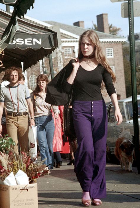 Boston Street  Fashion - Teens Through Nick Dewolf's Lens in 1971 1970s Everyday Fashion, 70s Fashion Ads, 1970s Bohemian Fashion, 70s Moodboard, 1971 Fashion, Focused Aesthetic, Early 70s Fashion, Fashion Teens, Boston Street