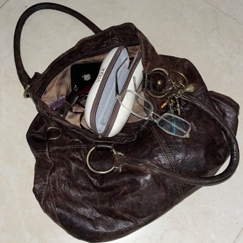 Chica Cool, Inside My Bag, Mazzy Star, Estilo Grunge, What In My Bag, Jane Birkin, Pretty Bags, Moda Vintage, Essential Bag