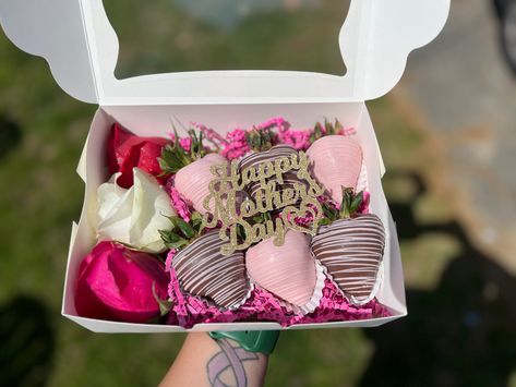 Mother Day Strawberries Ideas, Mom Chocolate Covered Strawberries, Mother’s Day Treats Idea, Mother’s Day Chocolate Covered Strawberries, Happy Birthday Chocolate Strawberries, Mothers Day Chocolate Covered Strawberry, Mothers Day Strawberries Boxes, Mother’s Day Strawberries, Mothers Day Strawberries