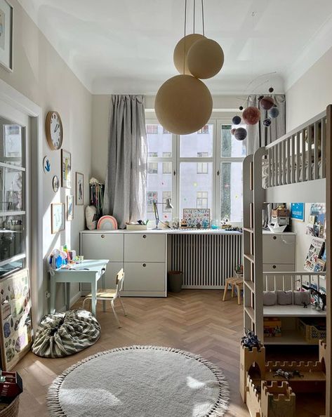 Chic Kids Room, Study Room Small, Small Kids Bedroom, Scandinavian Kids Rooms, Easter School, Nordic Chic, Children's Bedroom Ideas, My Scandinavian Home, Small Kids Room