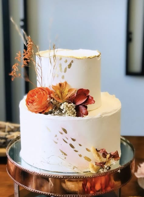 Simple Fall Wedding Cakes, Simple Boho Wedding Cake, Wedding Cake Autumn, Bolo Boho, Fall Leaf Cake, Small Simple Wedding, Fall Birthday Cakes, Teal Wedding Cake, Red Velvet Wedding Cake