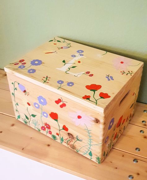 #flowers #inpakken #giftingideas #giftwrapped #mothersday #present #instagood #chocolate #handmadewithlove #shopsmall Decorated Boxes Ideas Crafts, Wood Jewelry Box Diy, Paint Wood Box Ideas, Diy Painted Wooden Box Ideas, Diy Wooden Jewelry Box Painting Ideas, Toy Box Painting Ideas, Cute Memory Box Diy, Painted Keepsake Boxes, Painted Trinket Boxes Diy