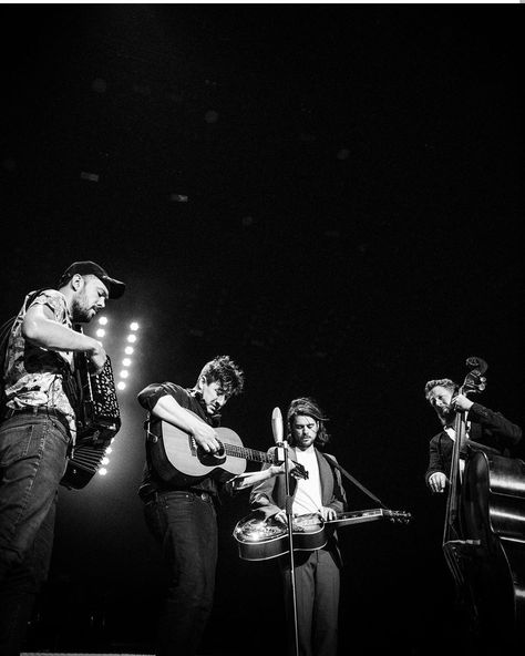 Mumford And Sons Concert, Mumford And Sons Wallpaper, Mumford And Sons Aesthetic, Queen David Bowie, U Rock, Music Heart, Mumford And Sons, Mumford & Sons, Indie Pop