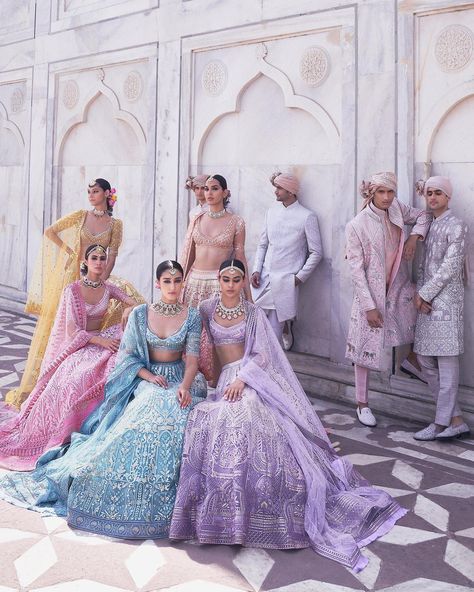 Traditional Wedding Dress Indian, Aesthetic Lehenga, Indian Bridal Party, Falguni Shane Peacock, Baju Kahwin, Indian Wedding Dresses, Indian Wedding Gowns, Pengantin India, Indian Wedding Outfit