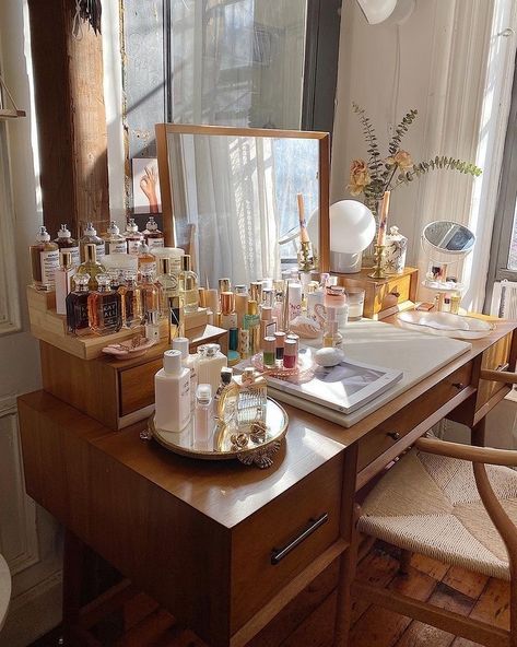 Makeup Organization Vintage, Vintage Makeup Organization, Makeup Vanity Inspiration, Vanity Decor Ideas Bedroom, Vanity Organization Ideas Bedroom, Makeup Desk Aesthetic, Vanity Set Up Ideas, Makeup Table Ideas, Makeup Vanity Aesthetic