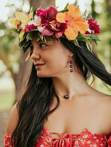 Hawaiian Flower Crown, Haku Lei, Hawaiian Leis, Chanthaburi, Hawaiian Dancers, Aztec Culture, Hawaiian Lei, Hawaiian Wedding, Blue Wedding Dresses