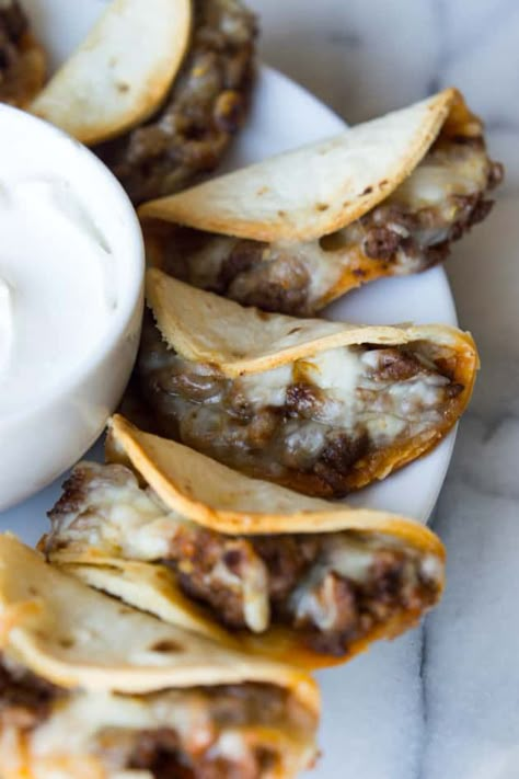 Mini Beef and Cheese Tacos are the perfect little taco. A great appetizer or snack for game night! Mini Beef And Cheese Tacos, Mini Beef Quesadillas, Healthy Game Night Food, Appetizer Dinner Night, Mini Quesadillas Appetizers, Beef Appetizers For Party, Mini Tortilla Recipes, Game Night Snacks Finger Foods, Game Night Dinner Ideas